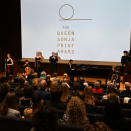 21. juni: Dronningen er til stede under seminaret «Grafikkens stilling» på Nasjonalmuseet i anledning utdelingen av Queen Sonja Print Award 2022. Foto: Sven Gj. Gjeruldsen, Det kongelige hoff.